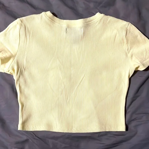Cropped Ribbed Yellow Tee - Picture 4 of 4
